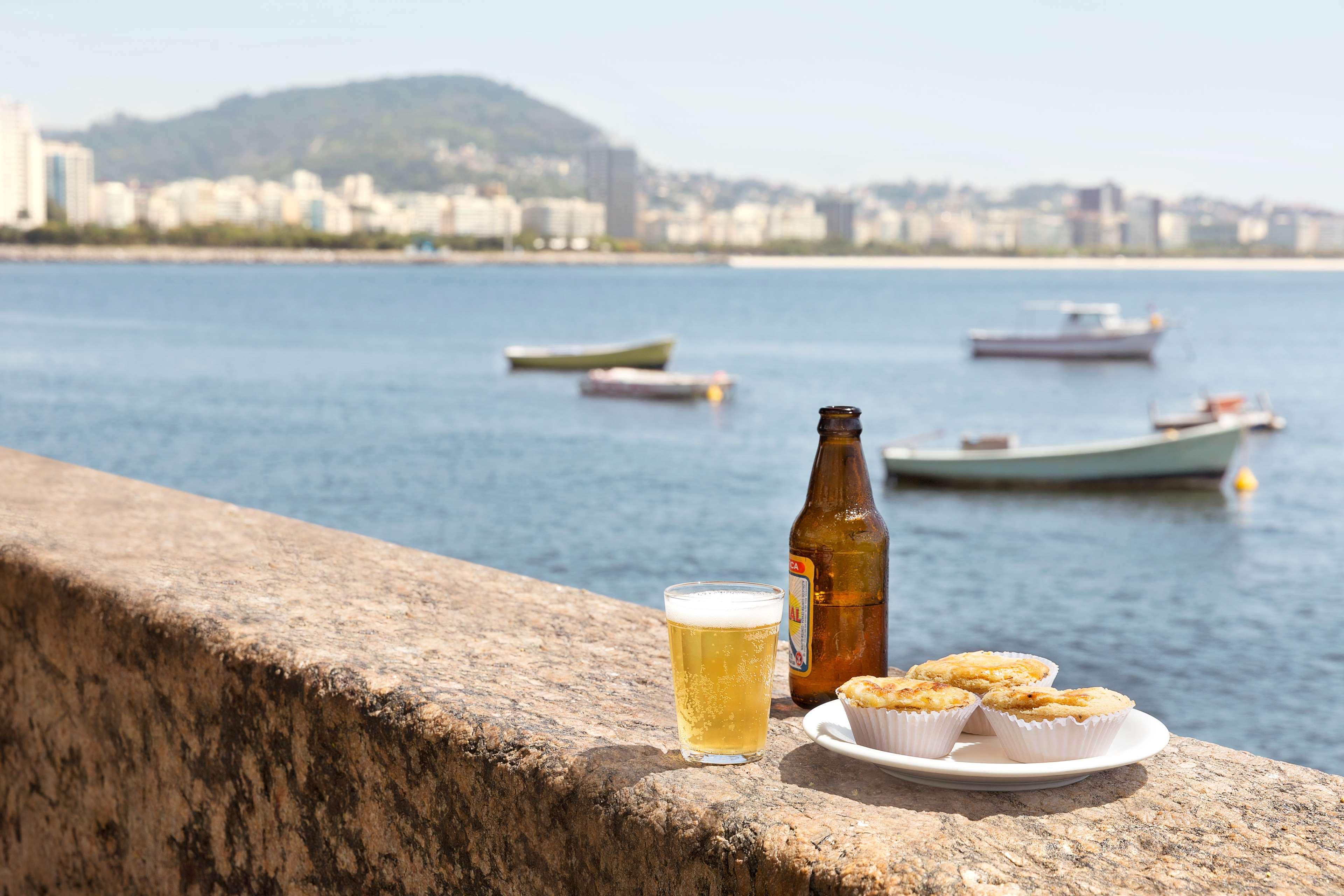 ฮิลตัน ริโอ เด จาเนโร โคปาคาบานา Hotel ริโอเดจาเนโร ภายนอก รูปภาพ A bottle of beer and a plate of paçoca