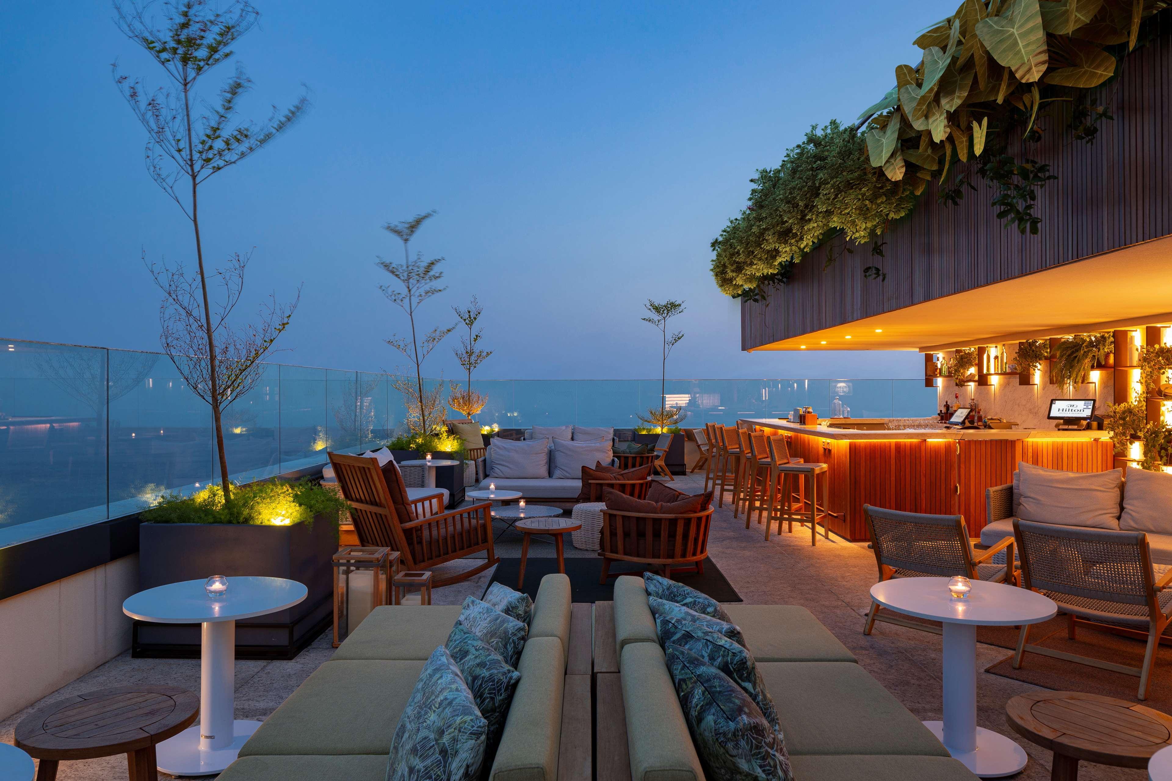 ฮิลตัน ริโอ เด จาเนโร โคปาคาบานา Hotel ริโอเดจาเนโร ภายนอก รูปภาพ The rooftop bar at the hotel